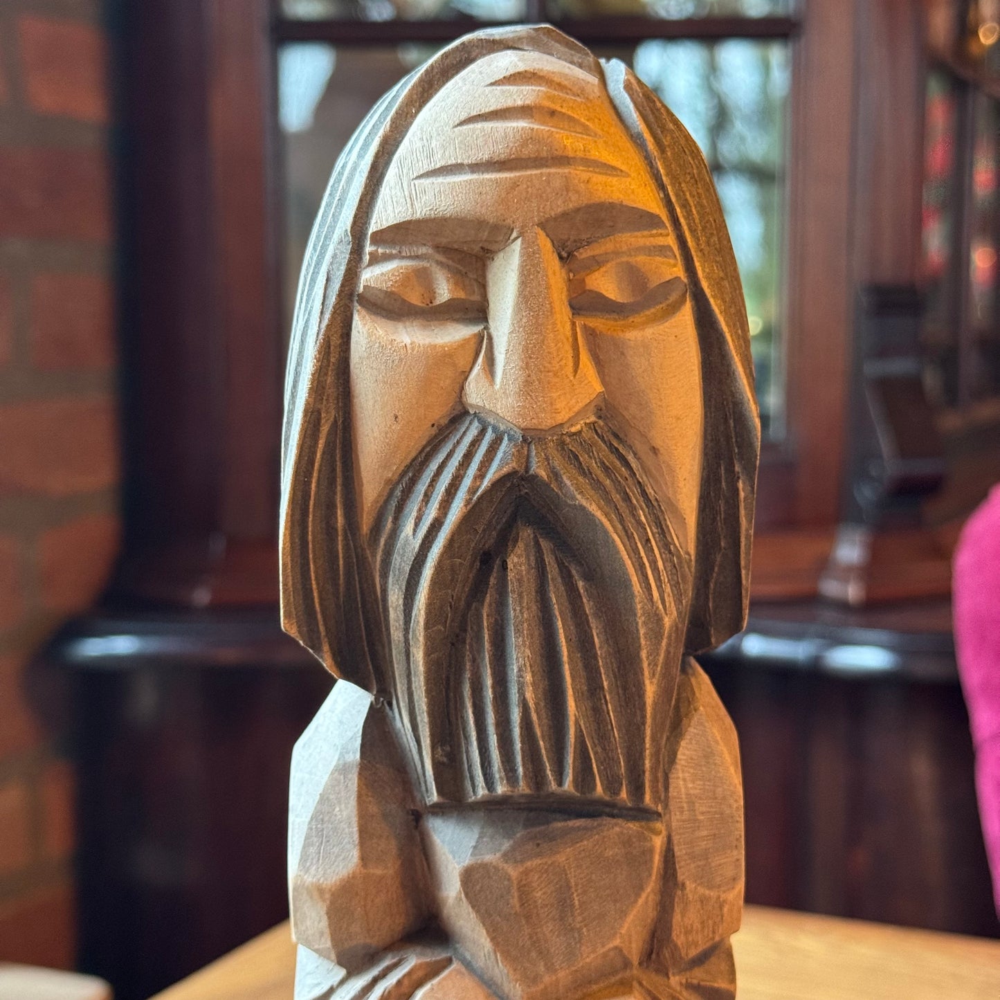 Handgeschnitzte Holzstatue eines stehenden Mannes mit Bart