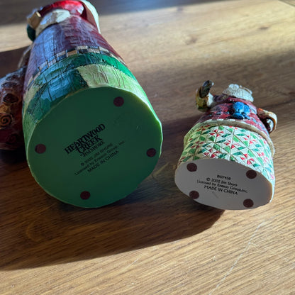 Set van 2 Jim Shore Heartwood Creek Santa Beelden – 2002 – Handbeschilderd