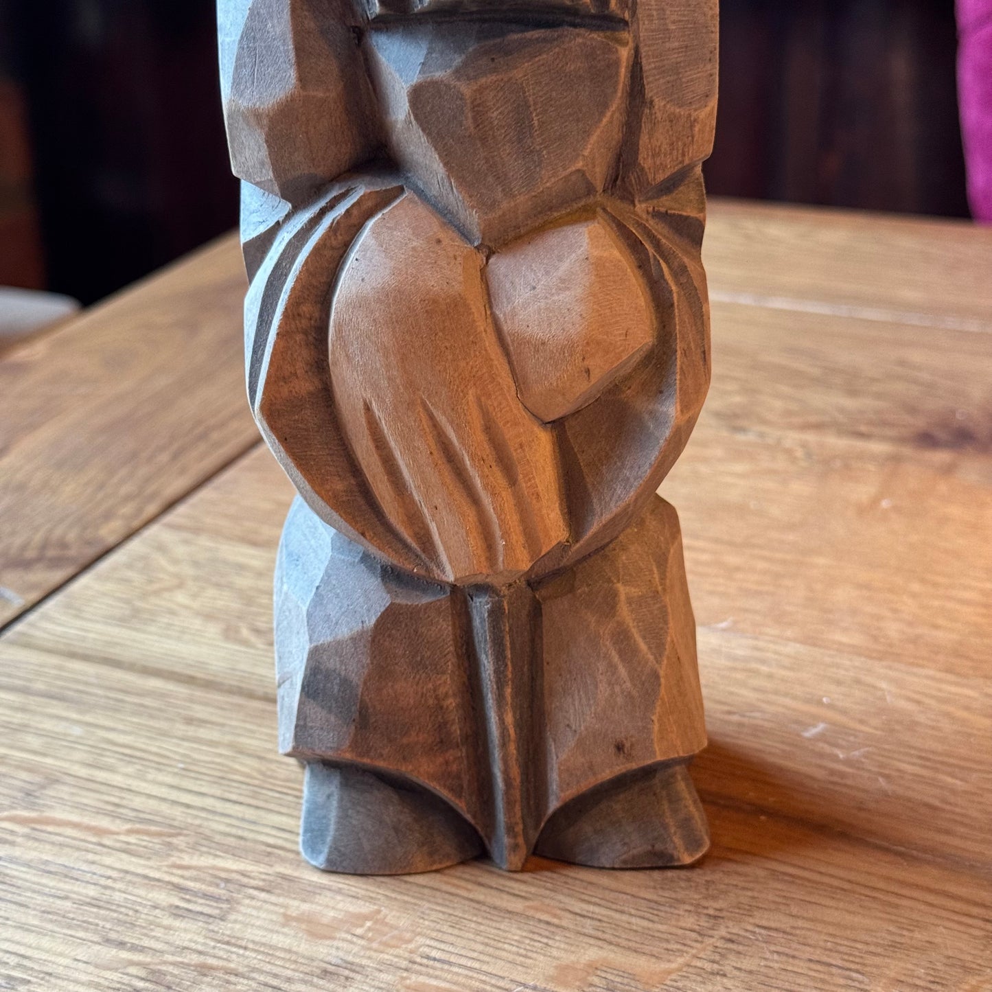 Handgeschnitzte Holzstatue eines stehenden Mannes mit Bart