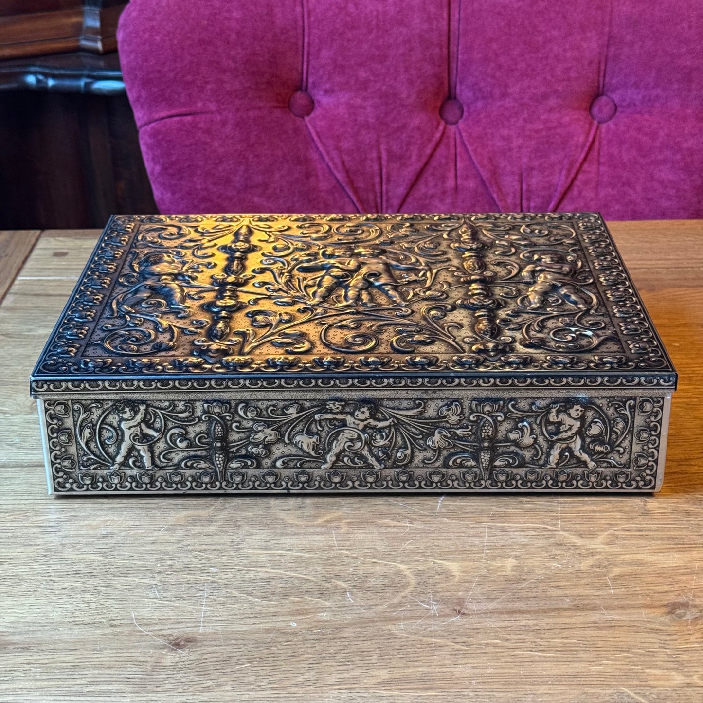 Groot decoratief bewaarblik met reliëfdecoratie van putti – Duitsland, ca. 1900–1930