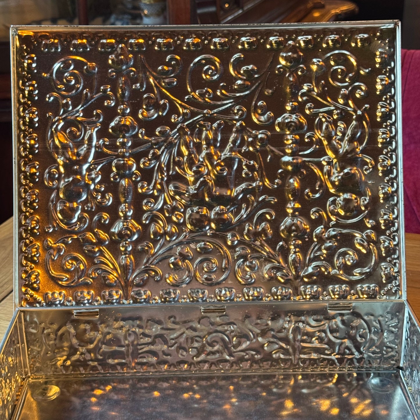 Groot decoratief bewaarblik met reliëfdecoratie van putti – Duitsland, ca. 1900–1930