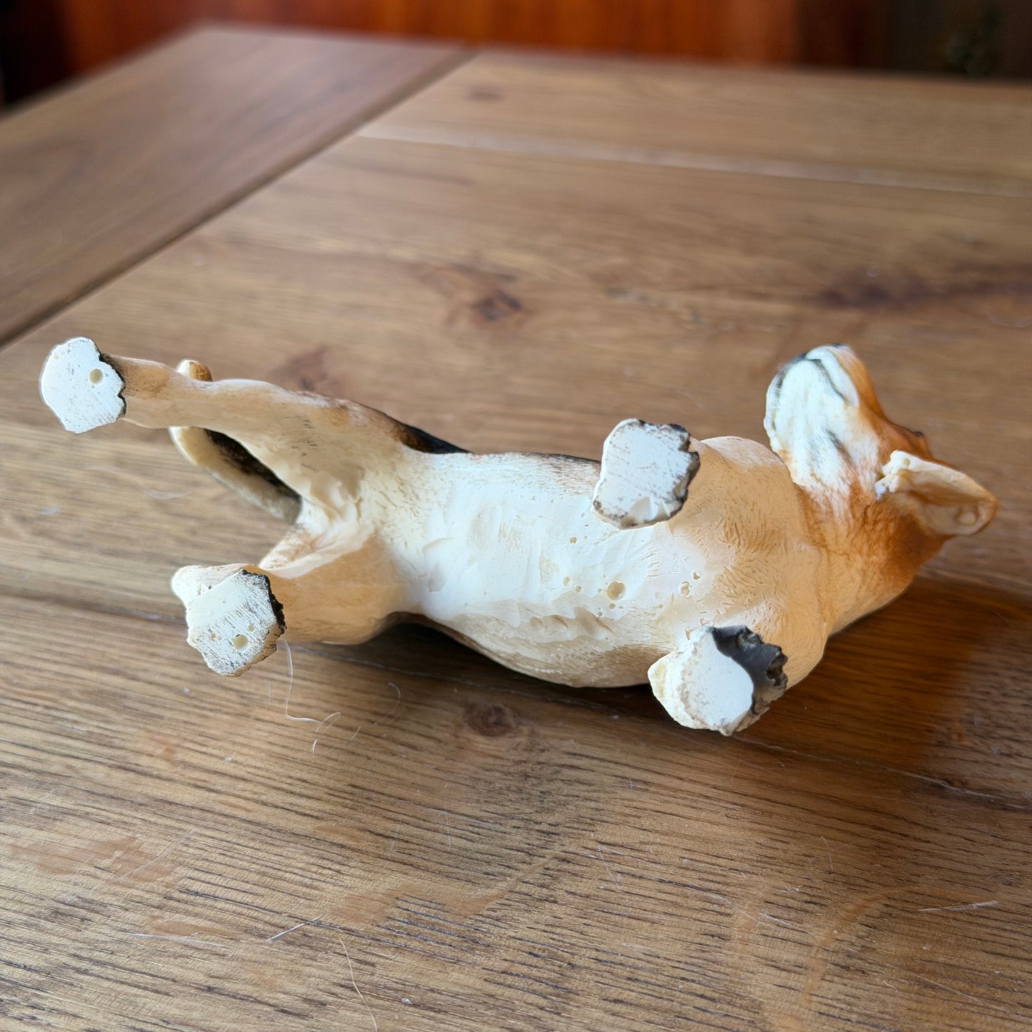 Hondensculptuur in beagle-stijl – handbeschilderd vintage beeld