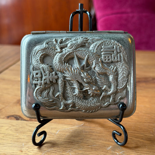 Aziatisch metalen sigarettenkoker met draak – reliëfdecoratie, vintage