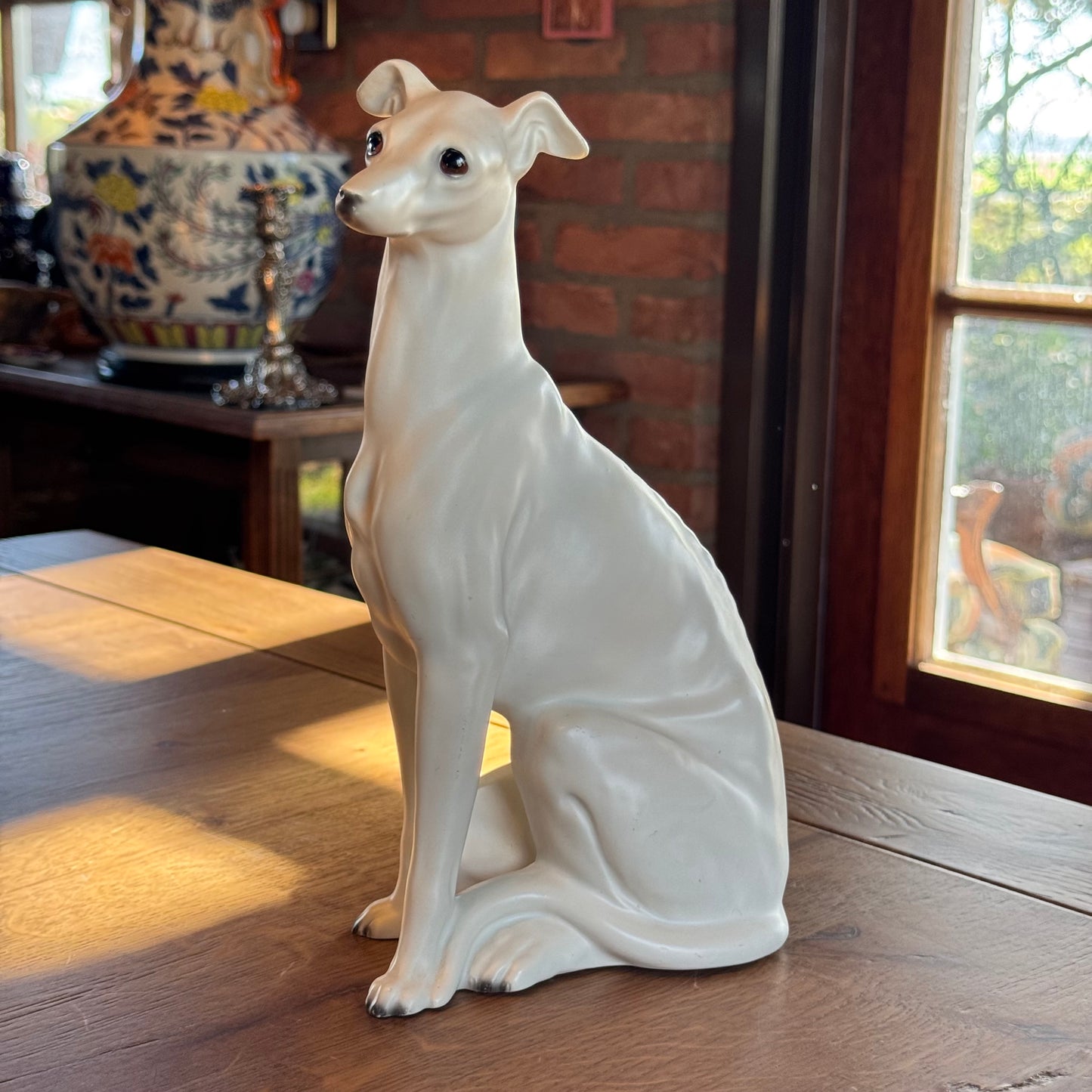 Elegante Porzellanfigur eines Windhundes – weiß, realistische Ausführung