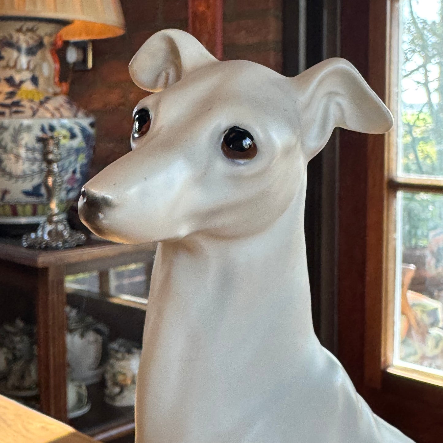 Elegante Porzellanfigur eines Windhundes – weiß, realistische Ausführung