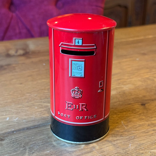 Vintage metalen spaarblik – Britse brievenbus met kattenillustratie