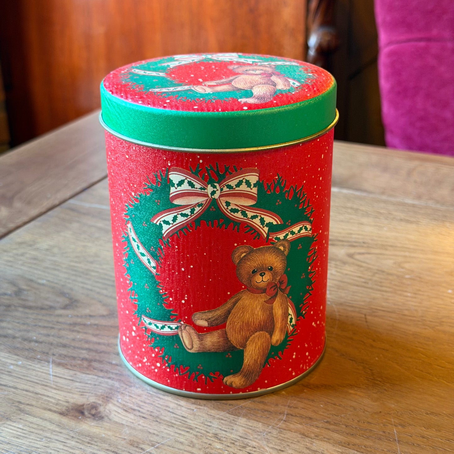 Vintage Christmas Tin with Teddy Bear &amp; Christmas Wreath – Red &amp; Green Metal