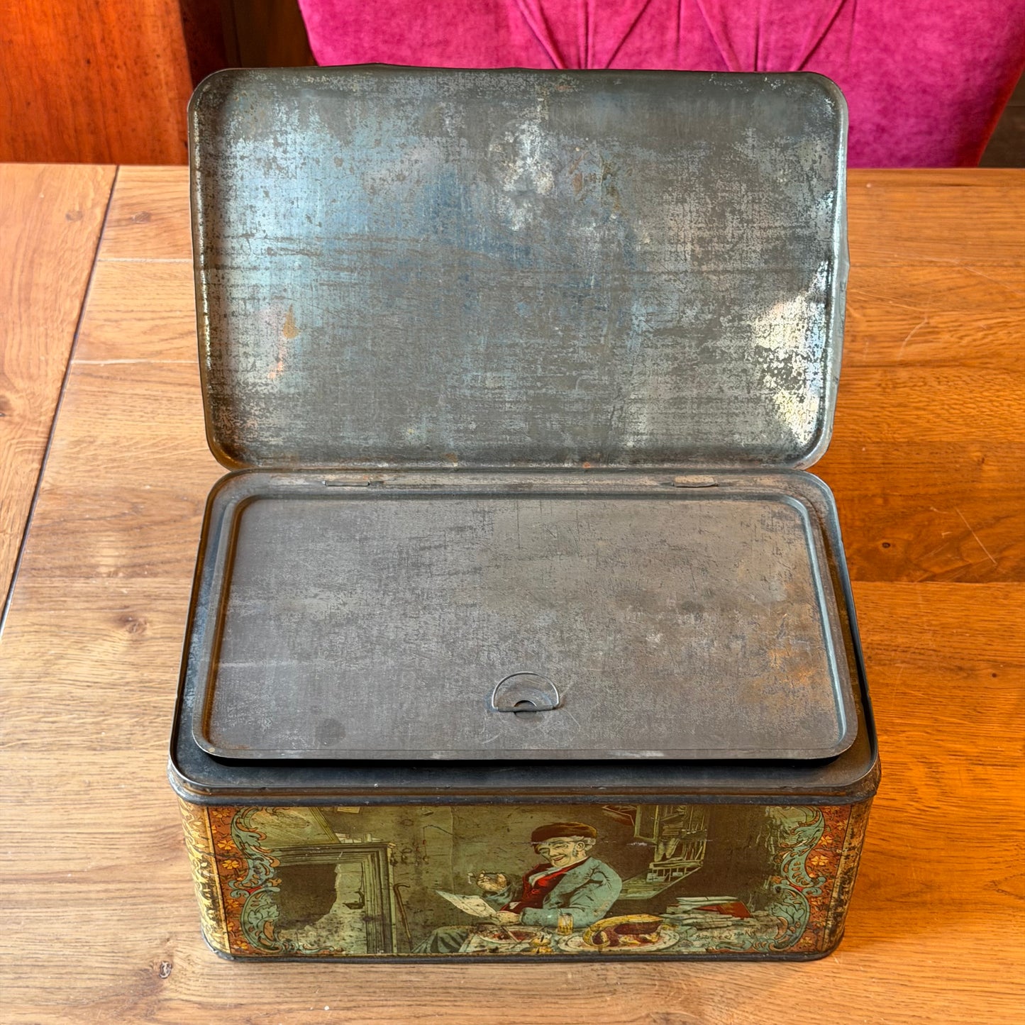 Groot antiek decoratief blik met verhalende illustraties – rechthoekig