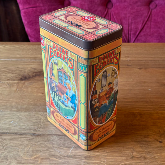 Vintage Douwe Egberts Koffieblik – De Koffie Wordt Ingeschonken