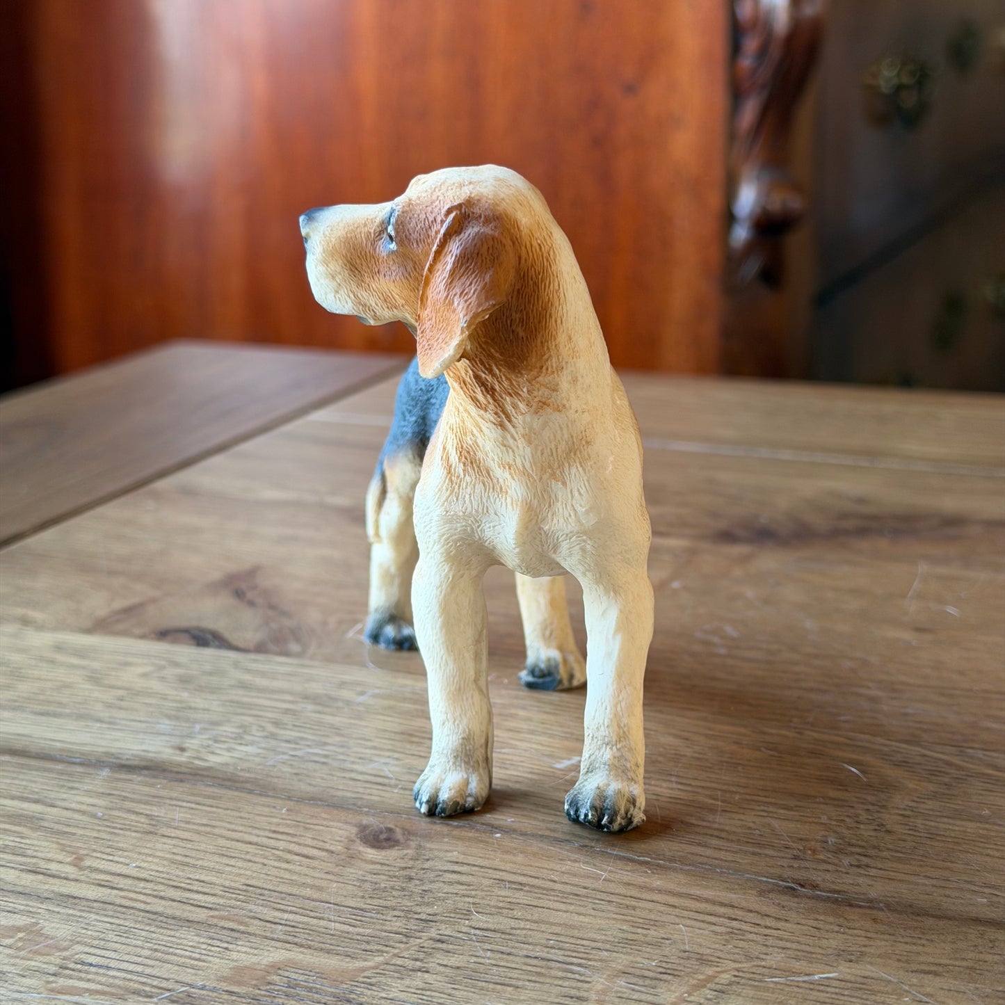 Hondensculptuur in beagle-stijl – handbeschilderd vintage beeld