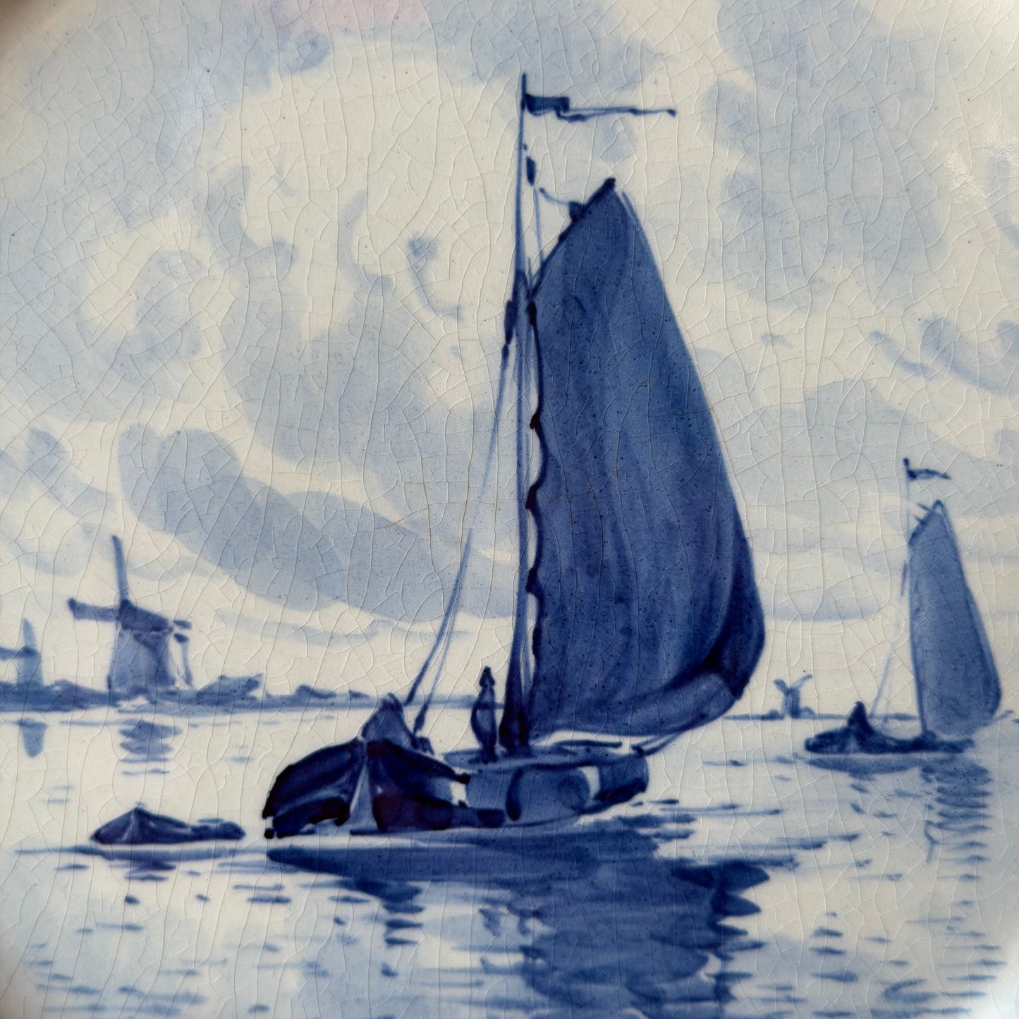 Antiek Delfts blauw wandbord met zeilboot – De Porceleyne Fles (Royal Delft), 1912