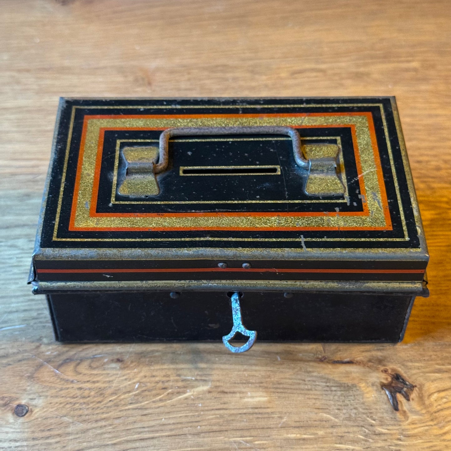 Vintage Metalen Spaar- of Documentenkistje met Sleutel – Zwart met Goud/Rood Decor (ca. 1920–1935)