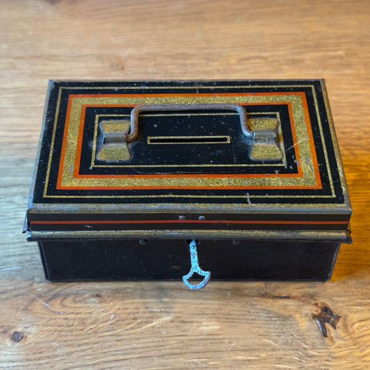 Vintage Metalen Geldkistje / Spaarpot - Zwart met Goud - Met Sleutel