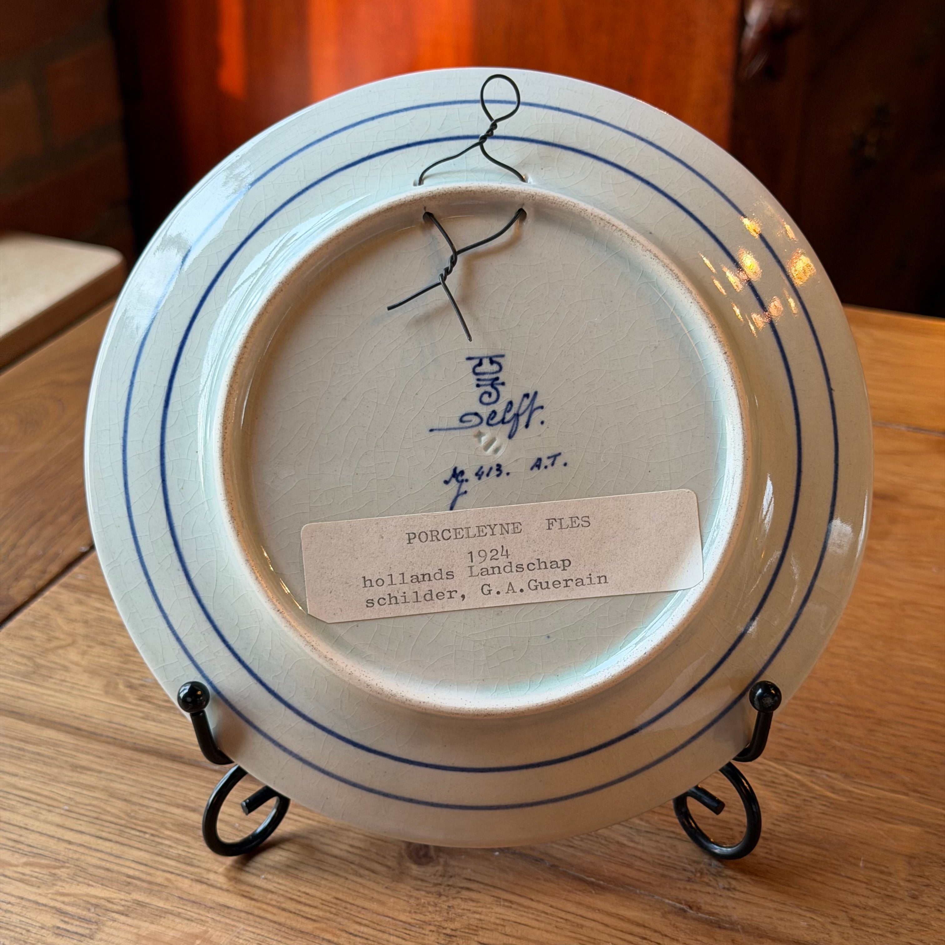 Antiker Wandteller von Royal Delft mit Mühle und Schiffen (1924)