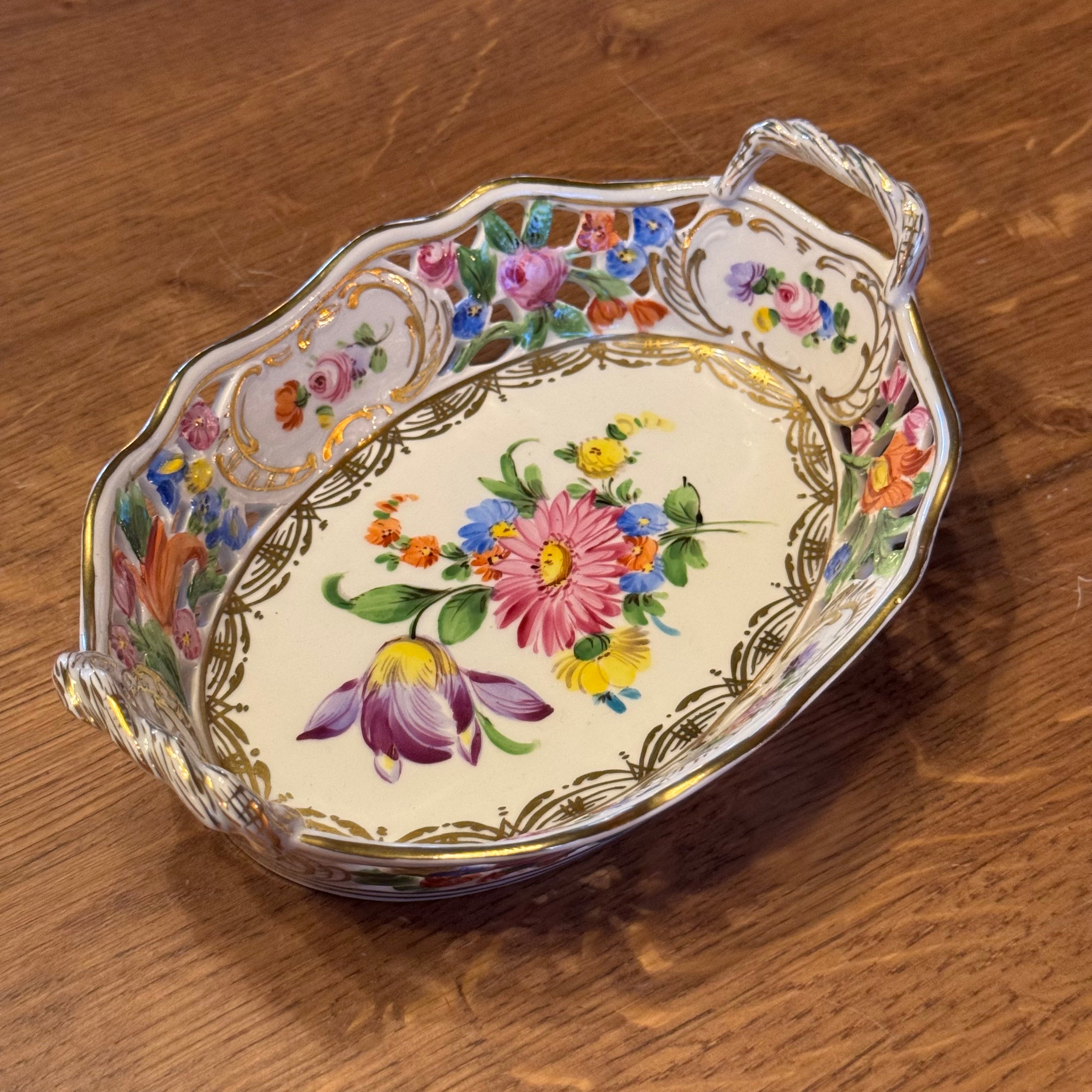 Hand-painted Dresden Porcelain Bowl – Openwork &amp; Gilded – 17 cm