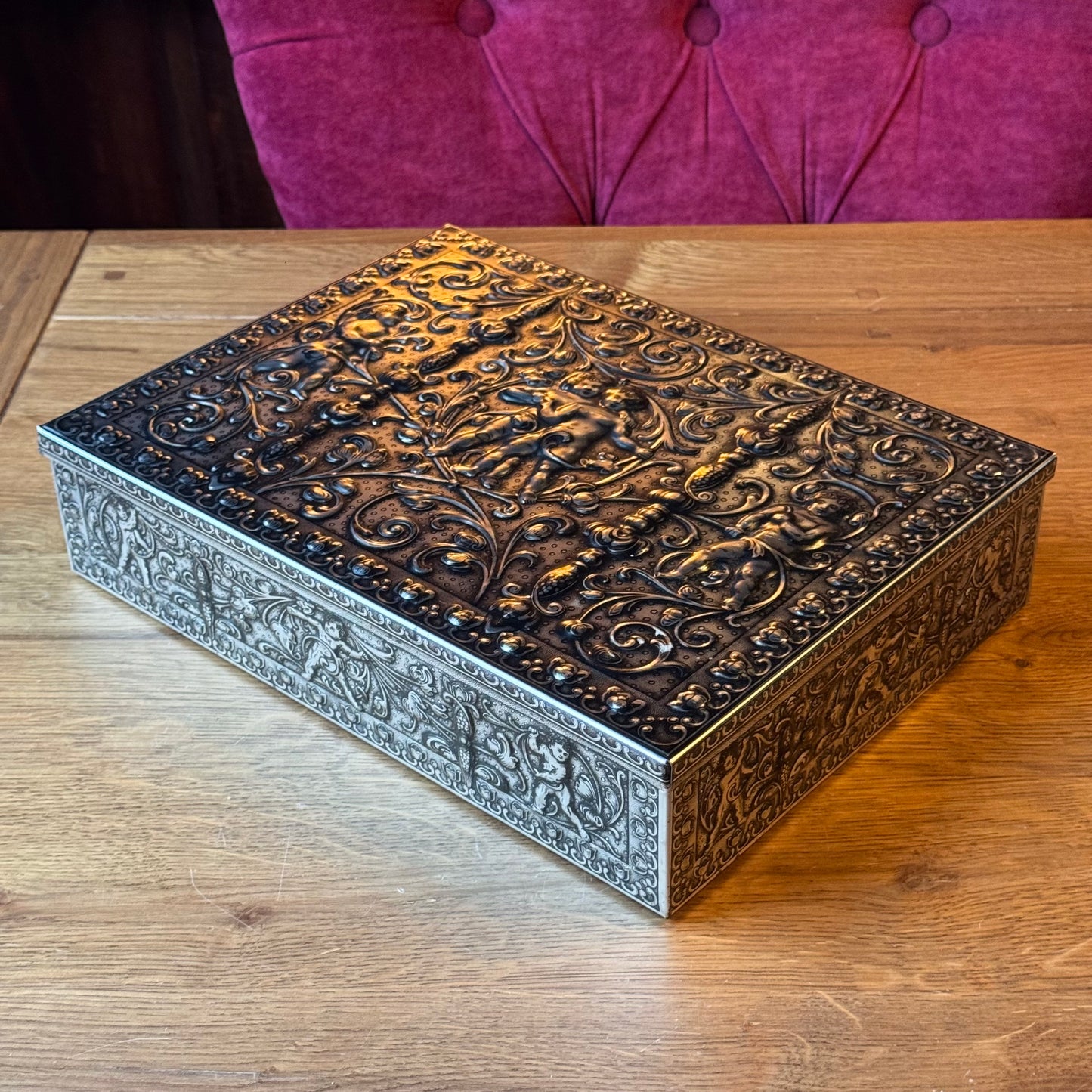 Groot decoratief bewaarblik met reliëfdecoratie van putti – Duitsland, ca. 1900–1930