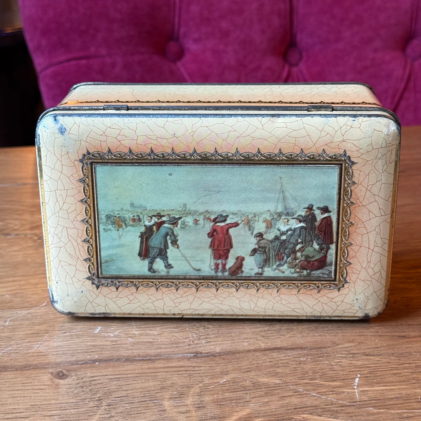 Vintage theeblik met winters Avercamp-tafereel – “Kolven op het IJs”