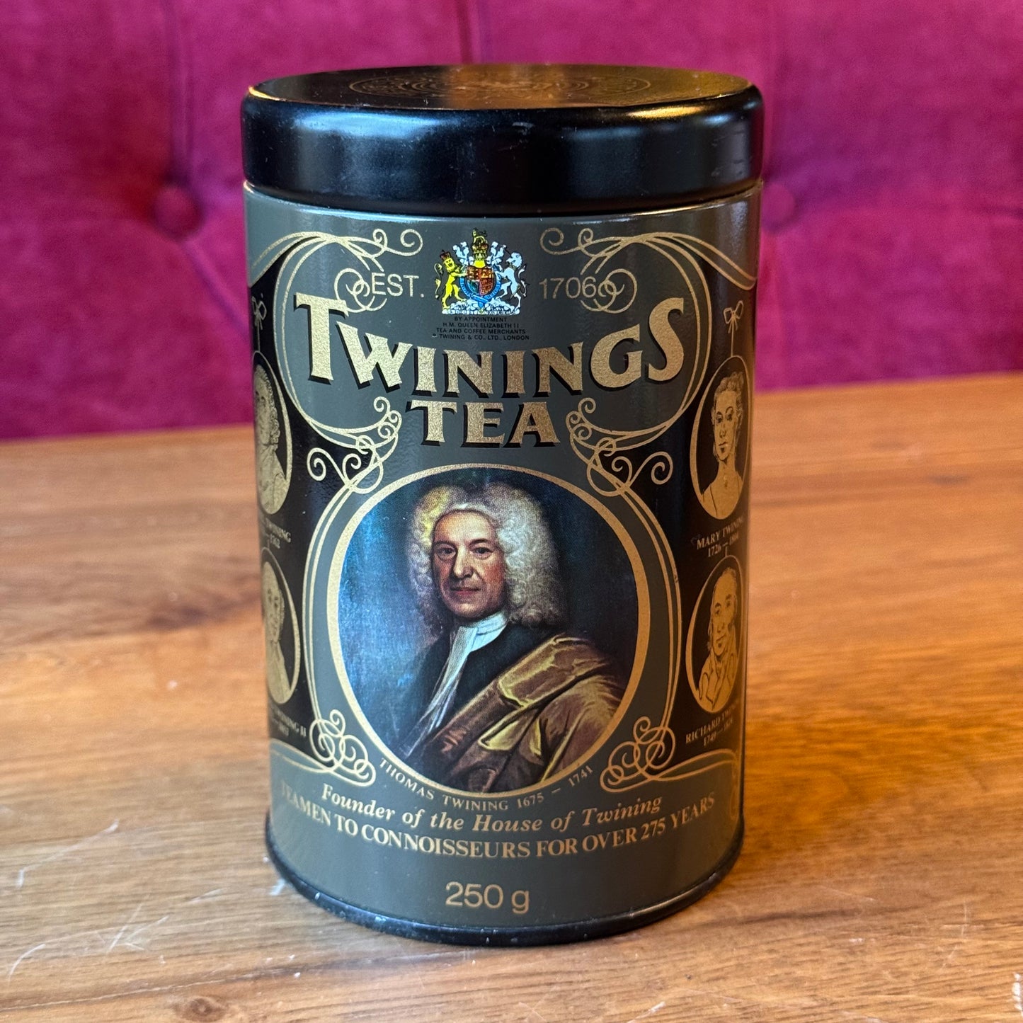 Twinings Tea rond blik met portretdecoratie – 250 g