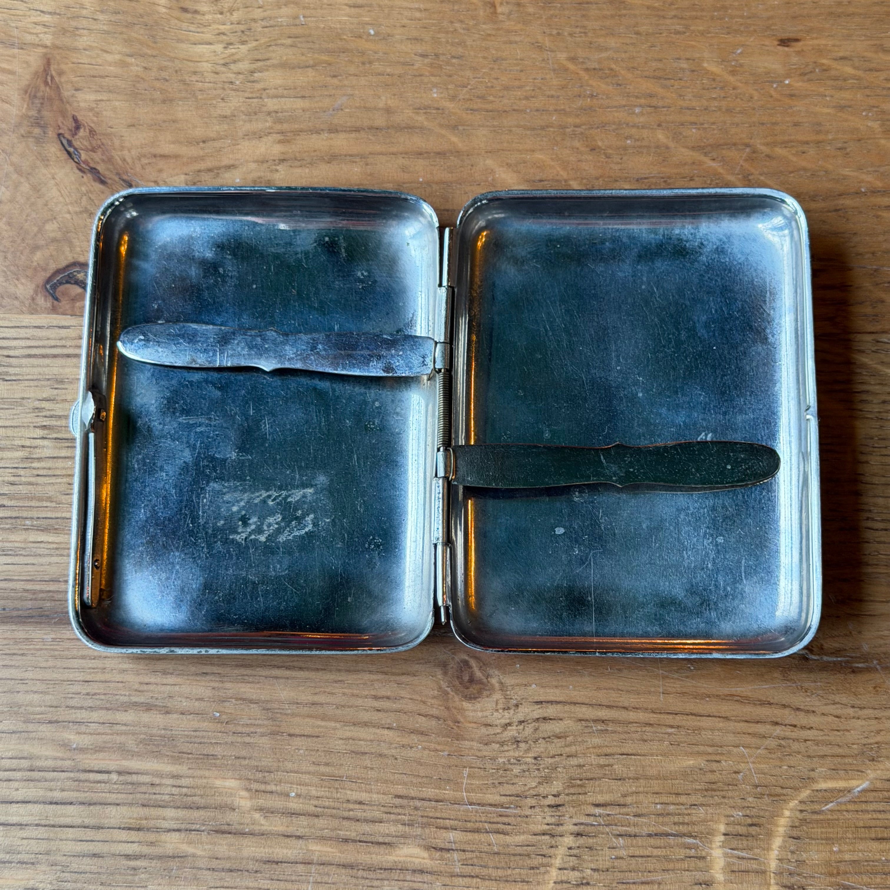 Asiatisches Zigarettenetui aus Metall mit Drachenrelief, Vintage