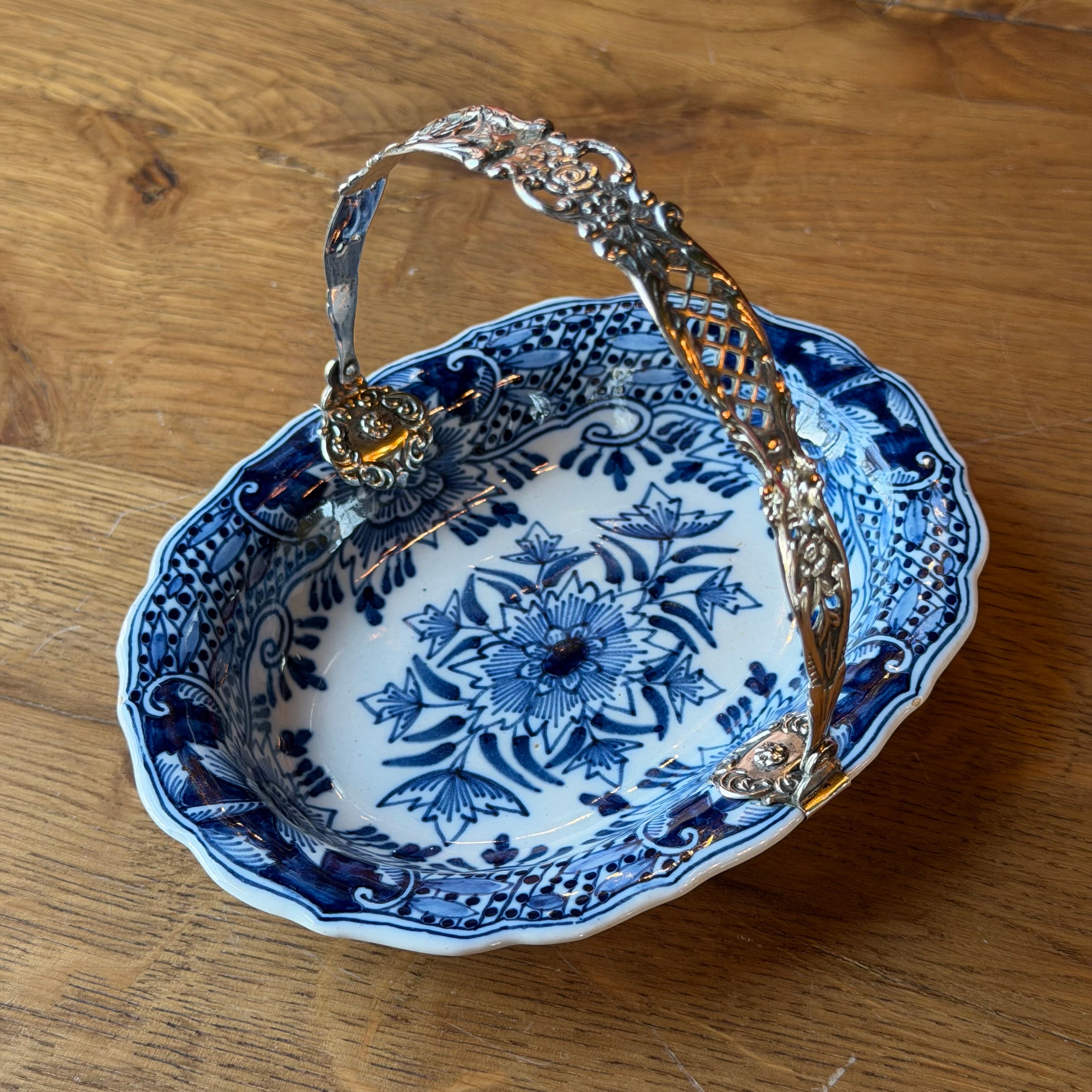 Antiek Makkum Bonbonschaaltje met Zilveren Montuur (834) – J&S – ca. 1906–1925