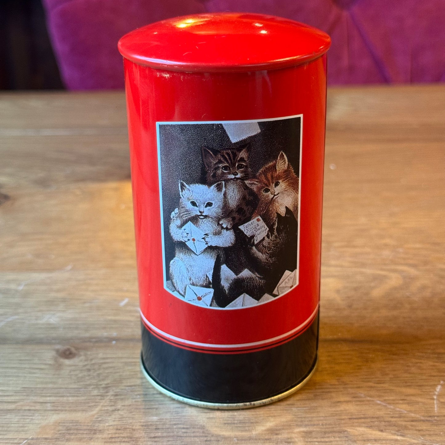 Vintage metalen spaarblik – Britse brievenbus met kattenillustratie