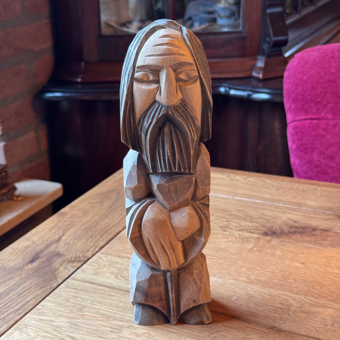 Handgeschnitzte Holzstatue eines stehenden Mannes mit Bart