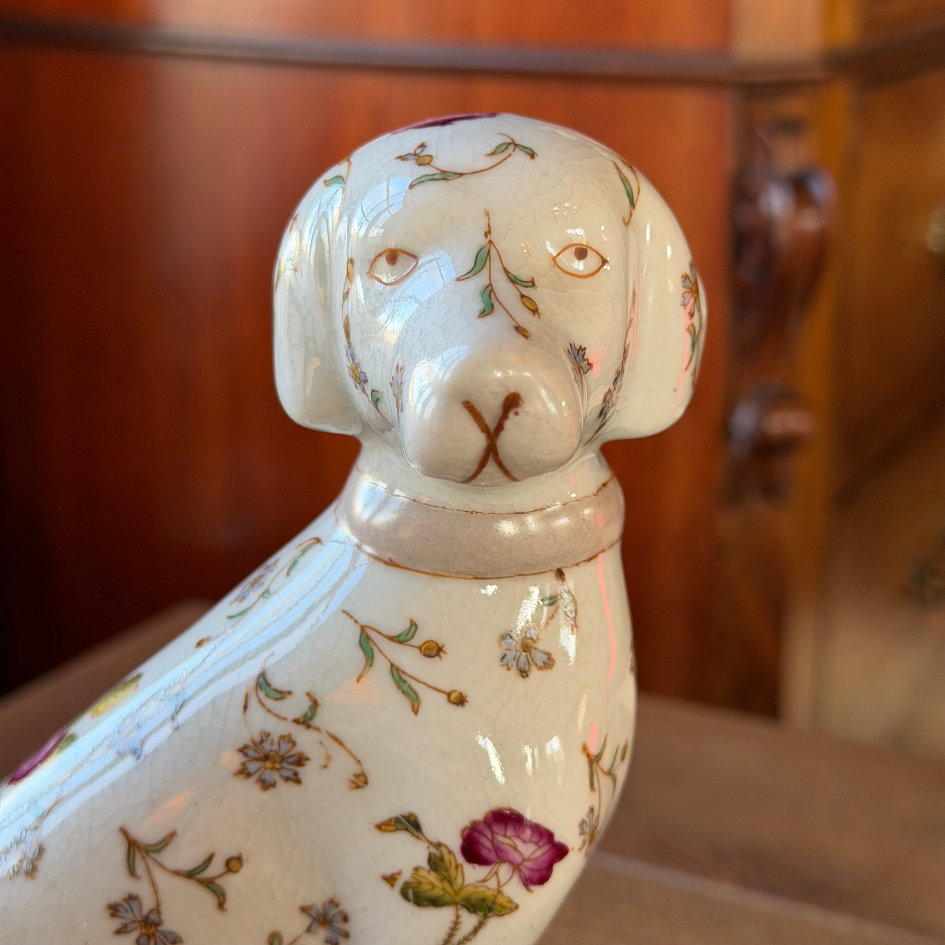 Porzellanhund auf Sockel mit Blumendekor – klassische Statue (20 cm)