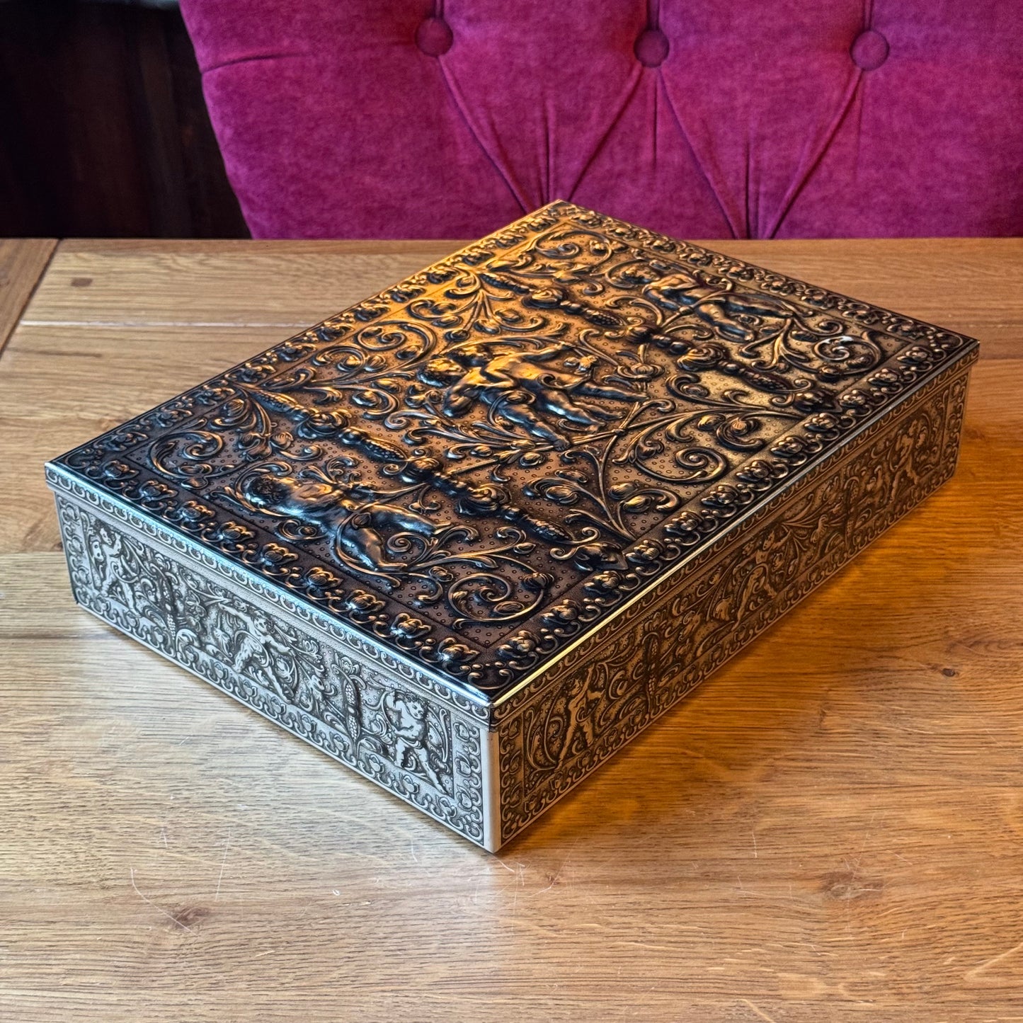 Groot decoratief bewaarblik met reliëfdecoratie van putti – Duitsland, ca. 1900–1930