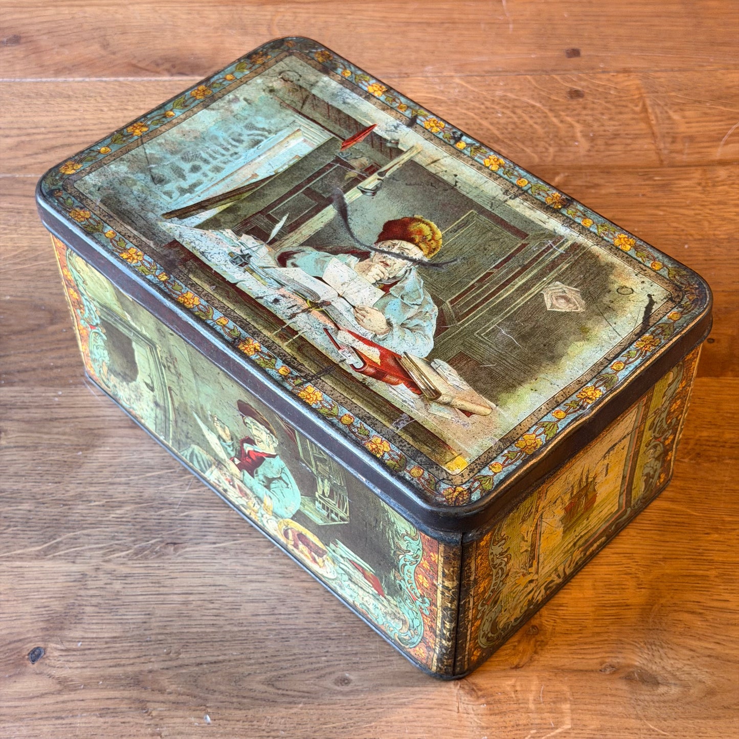 Groot antiek decoratief blik met verhalende illustraties – rechthoekig