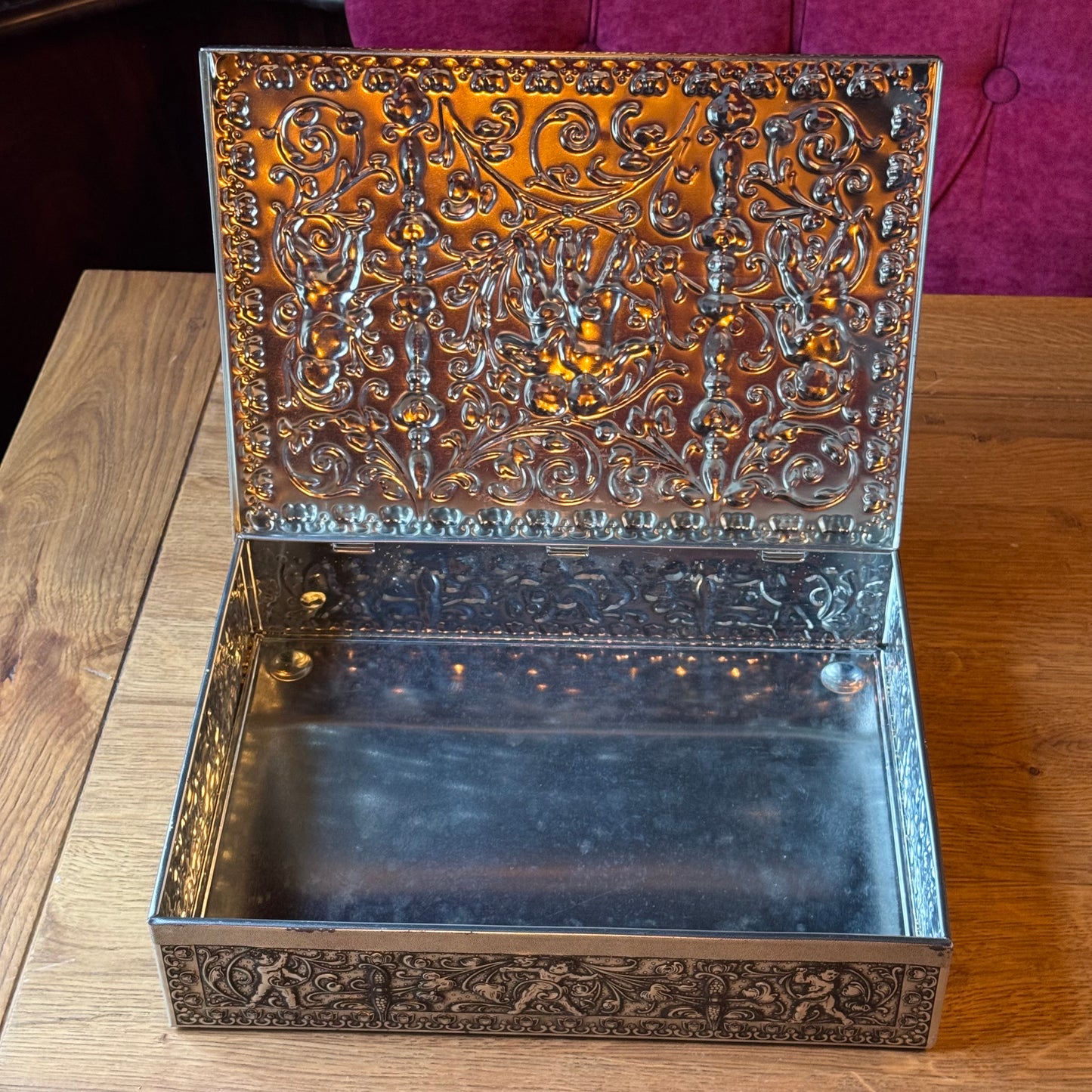 Groot decoratief bewaarblik met reliëfdecoratie van putti – Duitsland, ca. 1900–1930