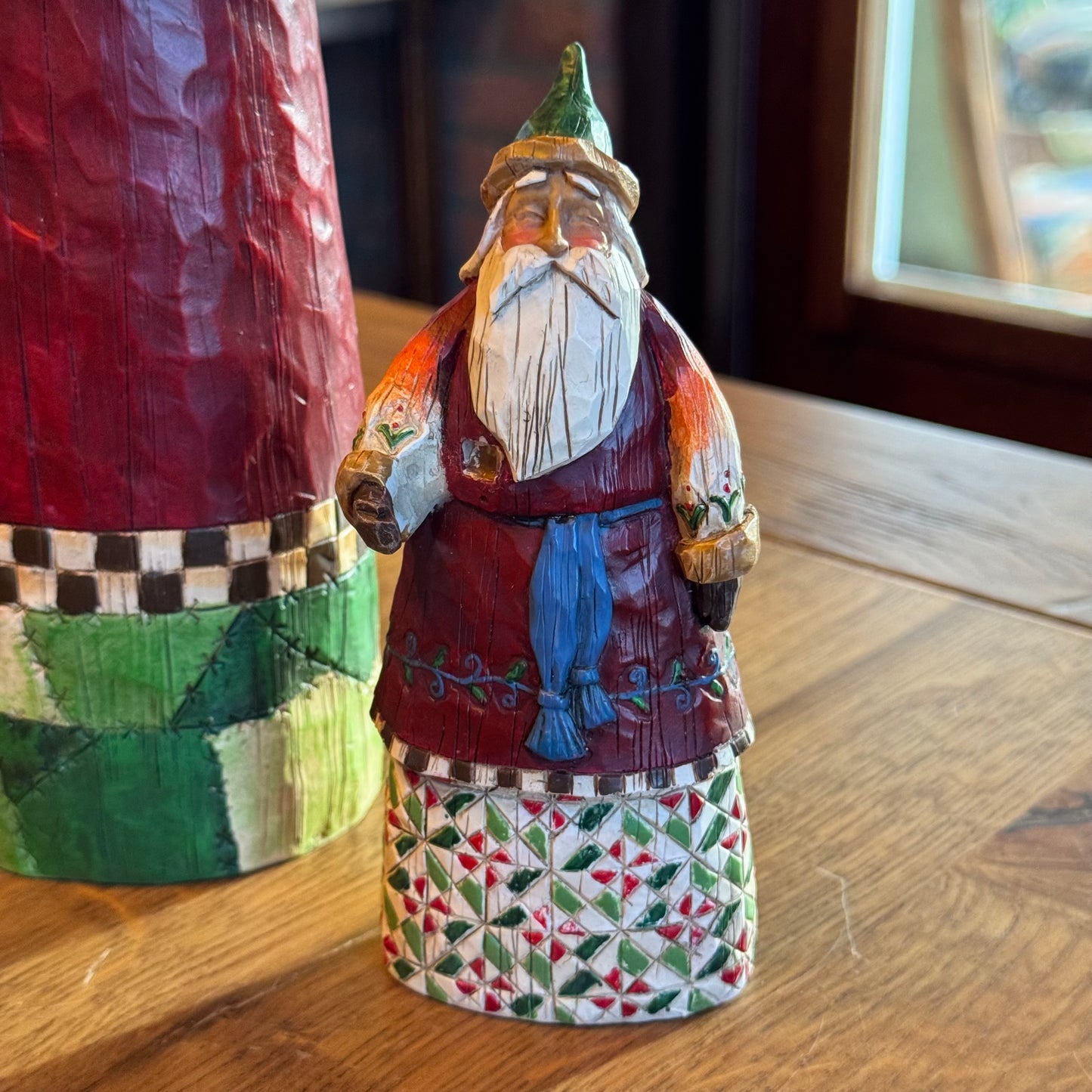 Set van 2 Jim Shore Heartwood Creek Santa Beelden – 2002 – Handbeschilderd