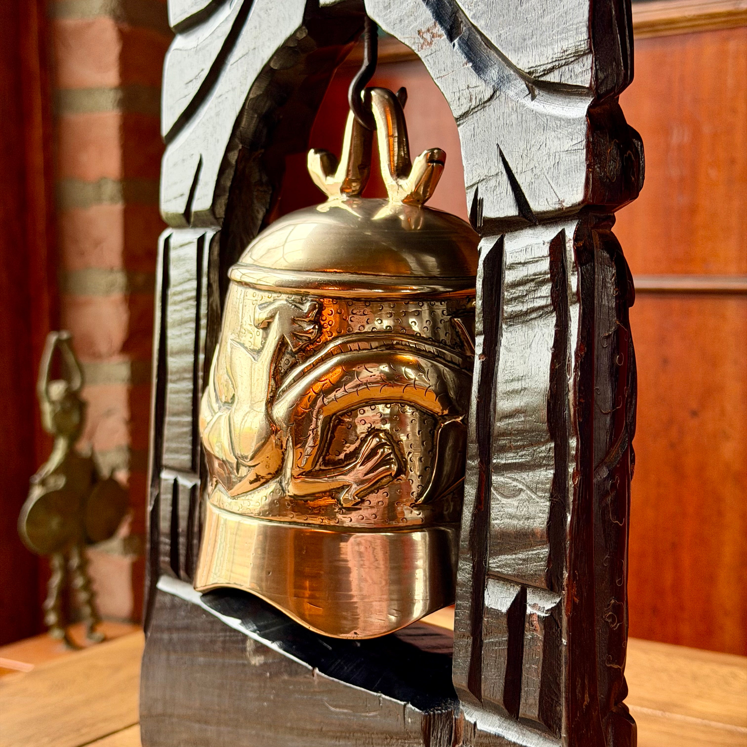 Vintage Balinese Tempelbel met Naga Draak in Ebbenhouten Standaard – 38 cm