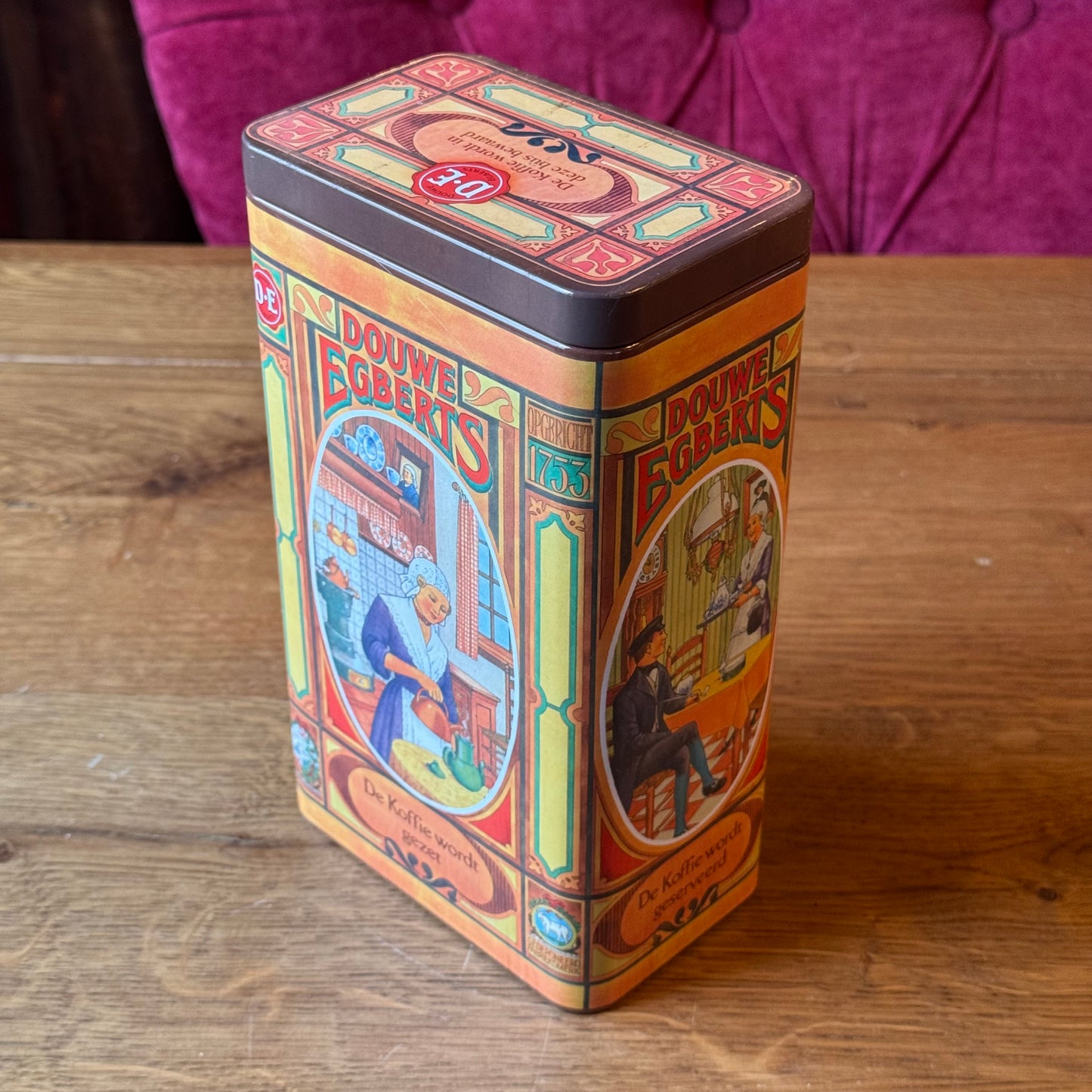 Vintage Douwe Egberts Koffieblik – De Koffie Wordt Ingeschonken