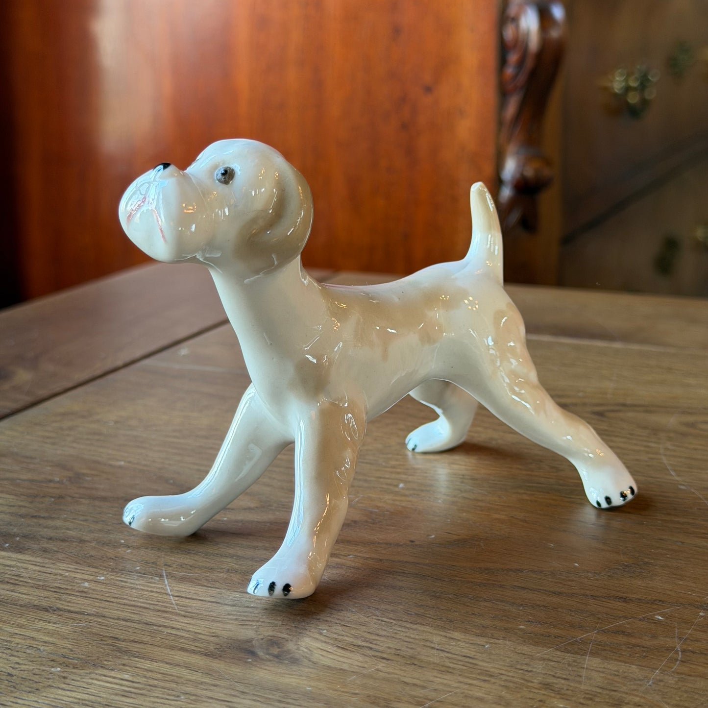 Porseleinen hondje in speelse houding – vintage figurine