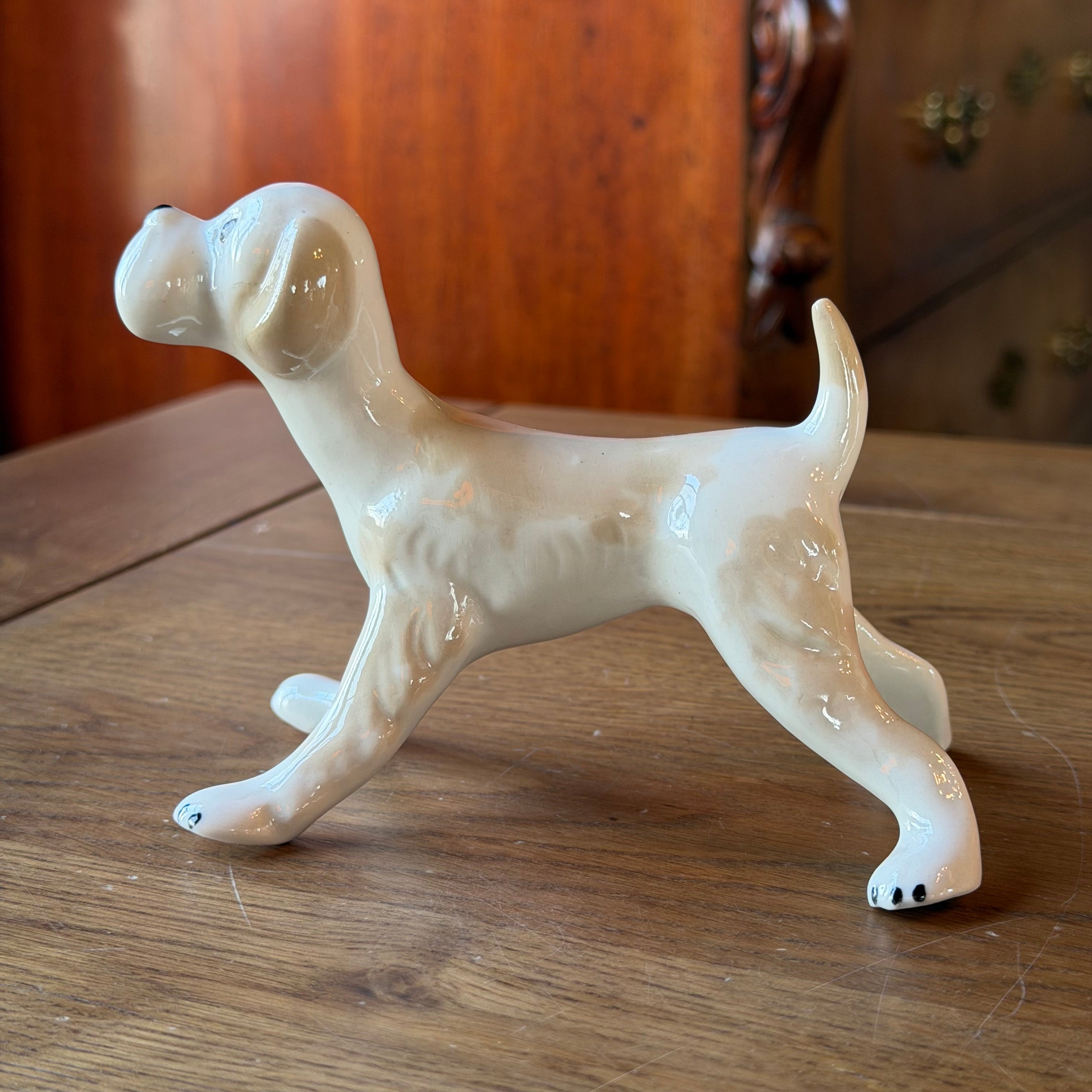 Porzellanhund in verspielter Pose – Vintage-Figur