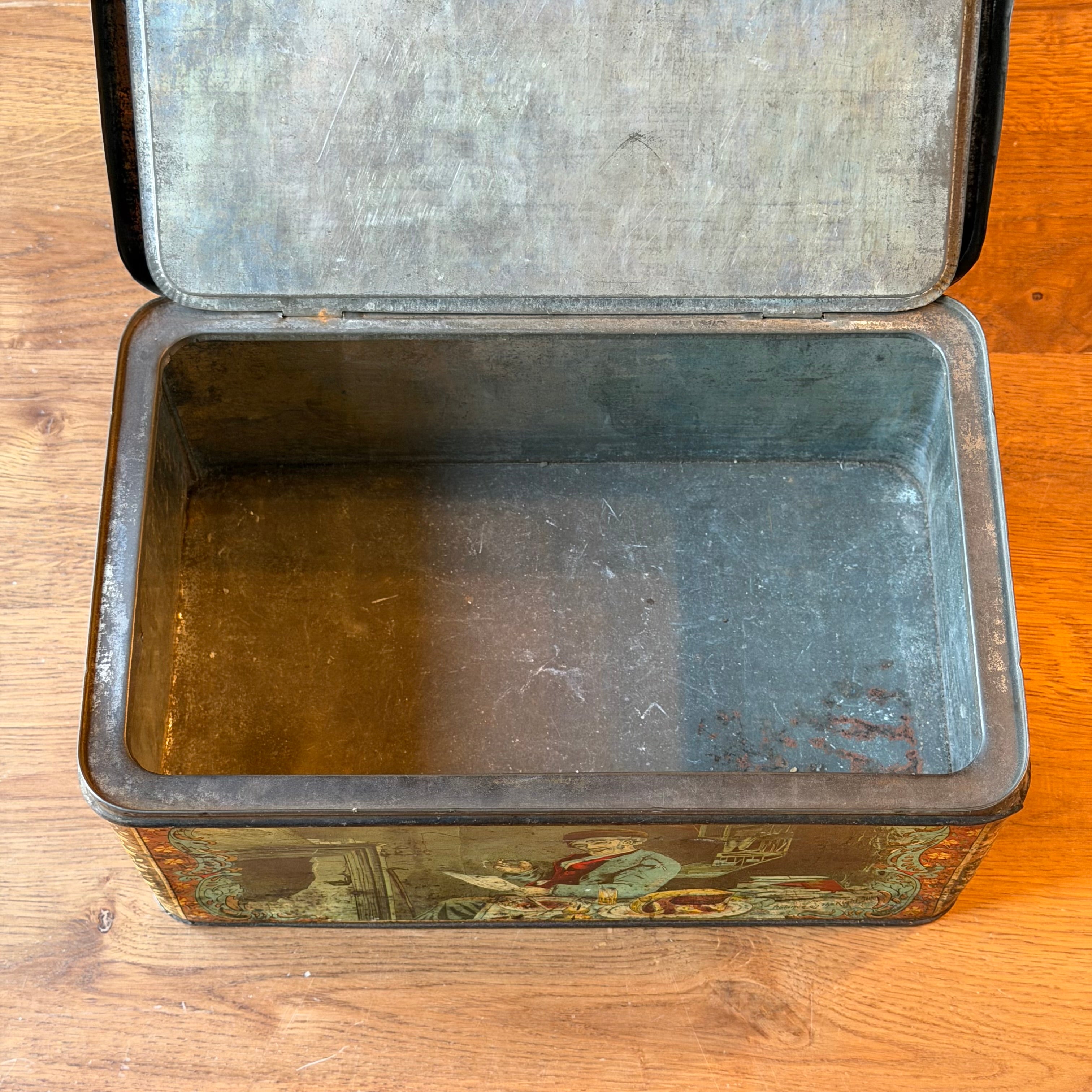Große antike dekorative Blechdose mit erzählenden Illustrationen – rechteckig