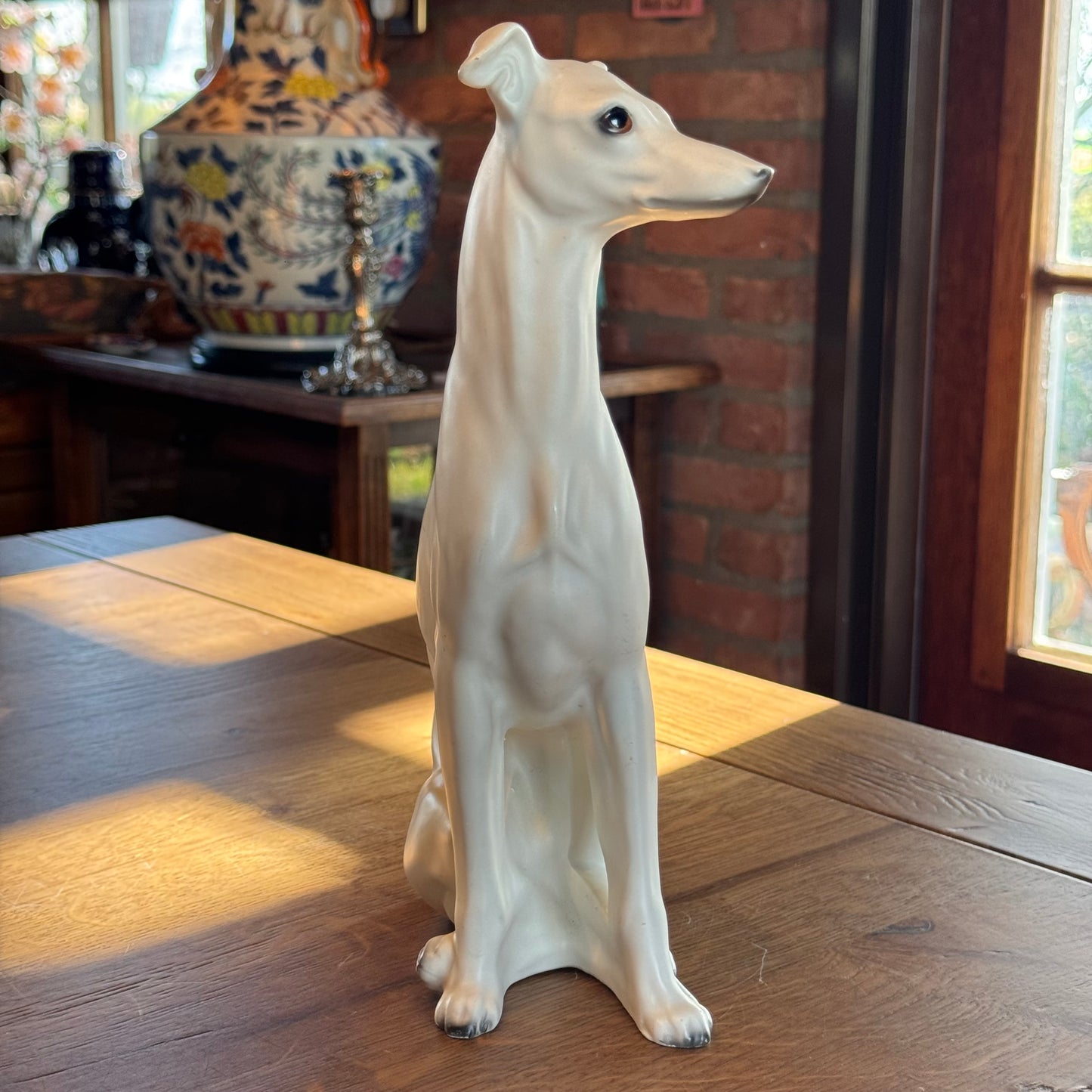 Elegante Porzellanfigur eines Windhundes – weiß, realistische Ausführung