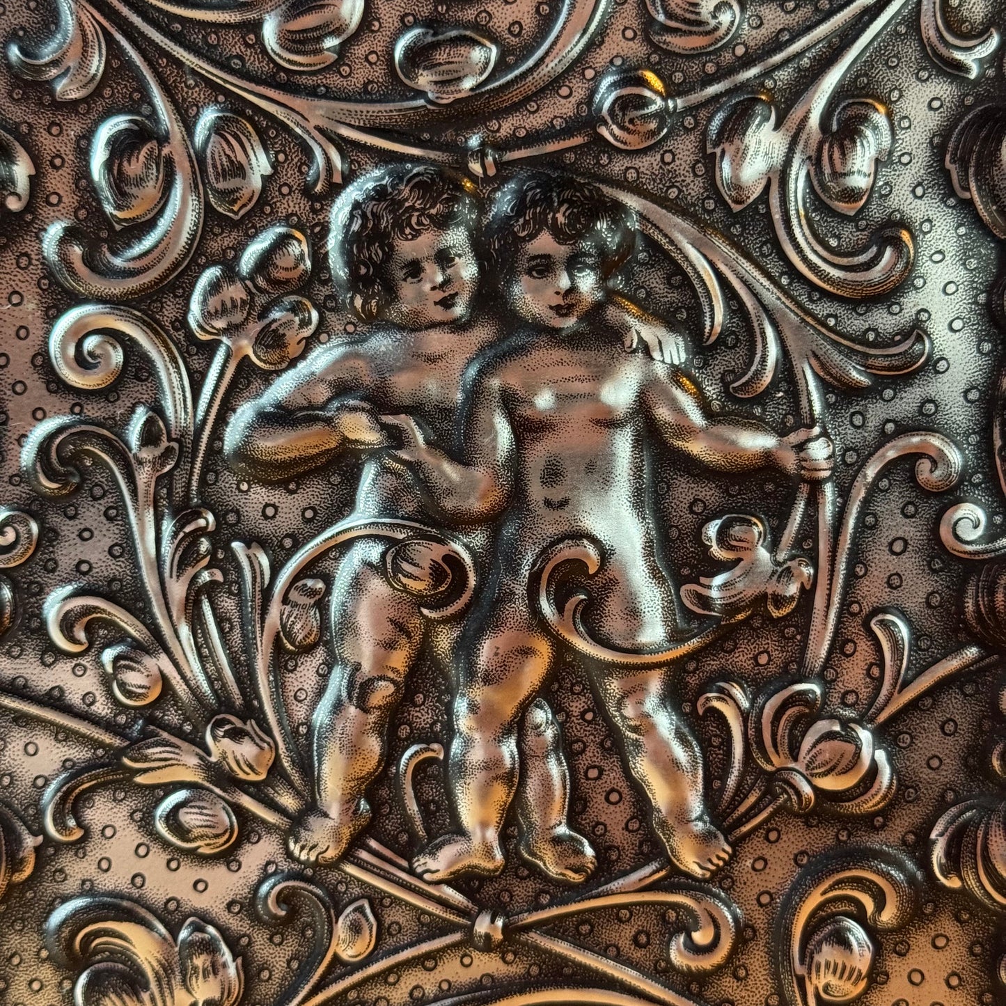 Groot decoratief bewaarblik met reliëfdecoratie van putti – Duitsland, ca. 1900–1930
