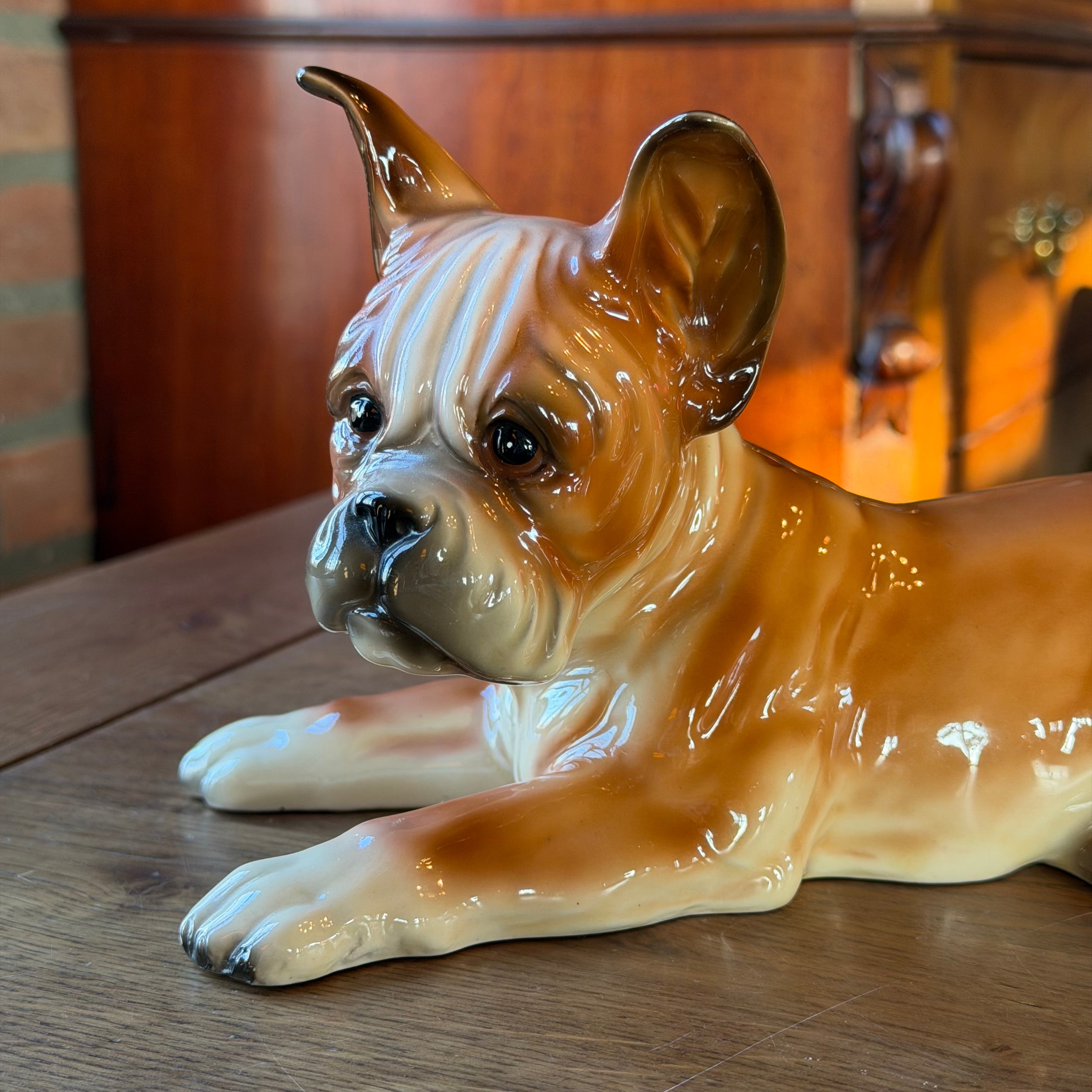 Vintage Porzellan Hund – Liegende Boxerfigur (26 cm)