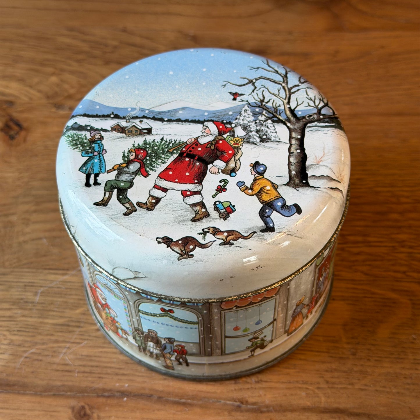 Vintage rond kerstblik met winters tafereel