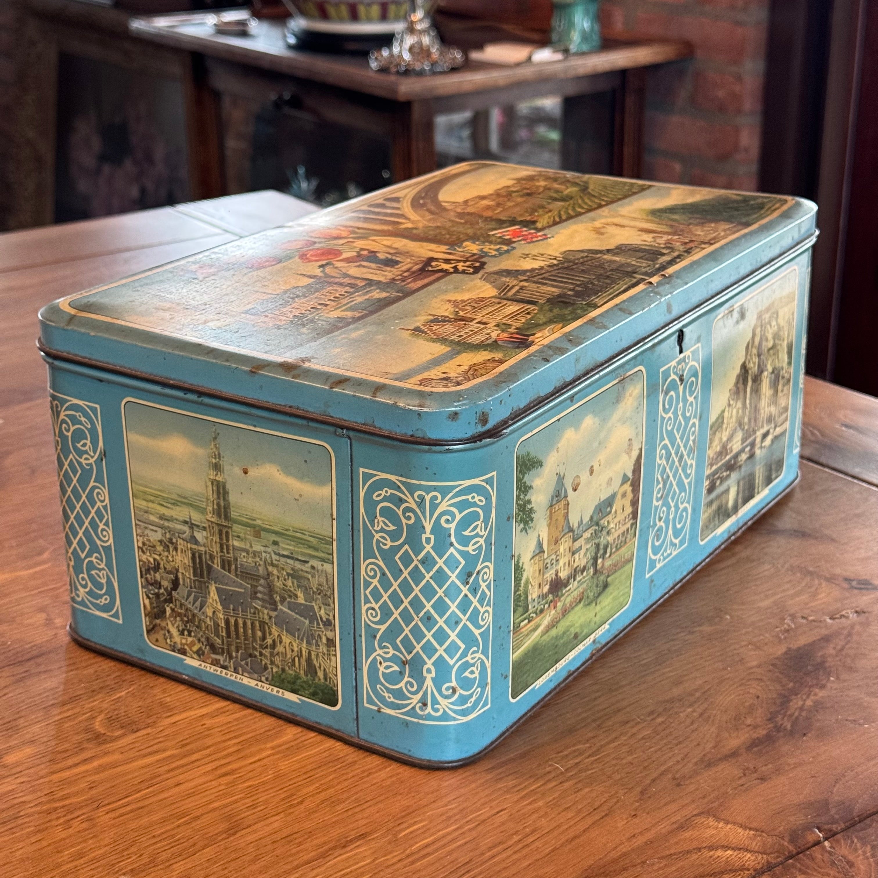 Lonka Benelux toffee tin – cityscapes of the Netherlands, Belgium, Luxembourg – ca. 1955–1965