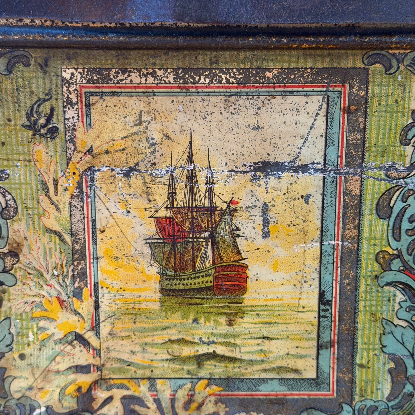 Groot antiek decoratief blik met verhalende illustraties – rechthoekig