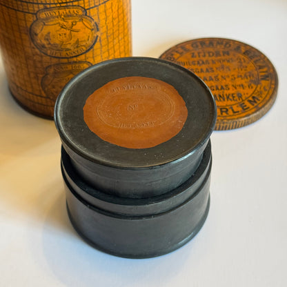 Antike Apothekerdose mit prall gefüllter Gaze (1849)