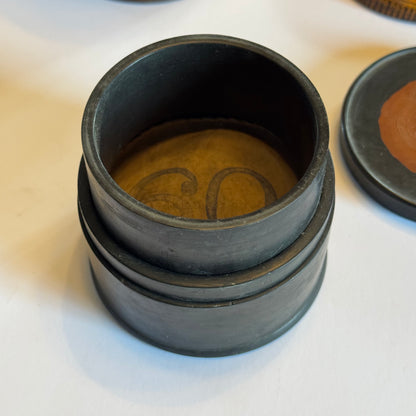 Antike Apothekerdose mit prall gefüllter Gaze (1849)