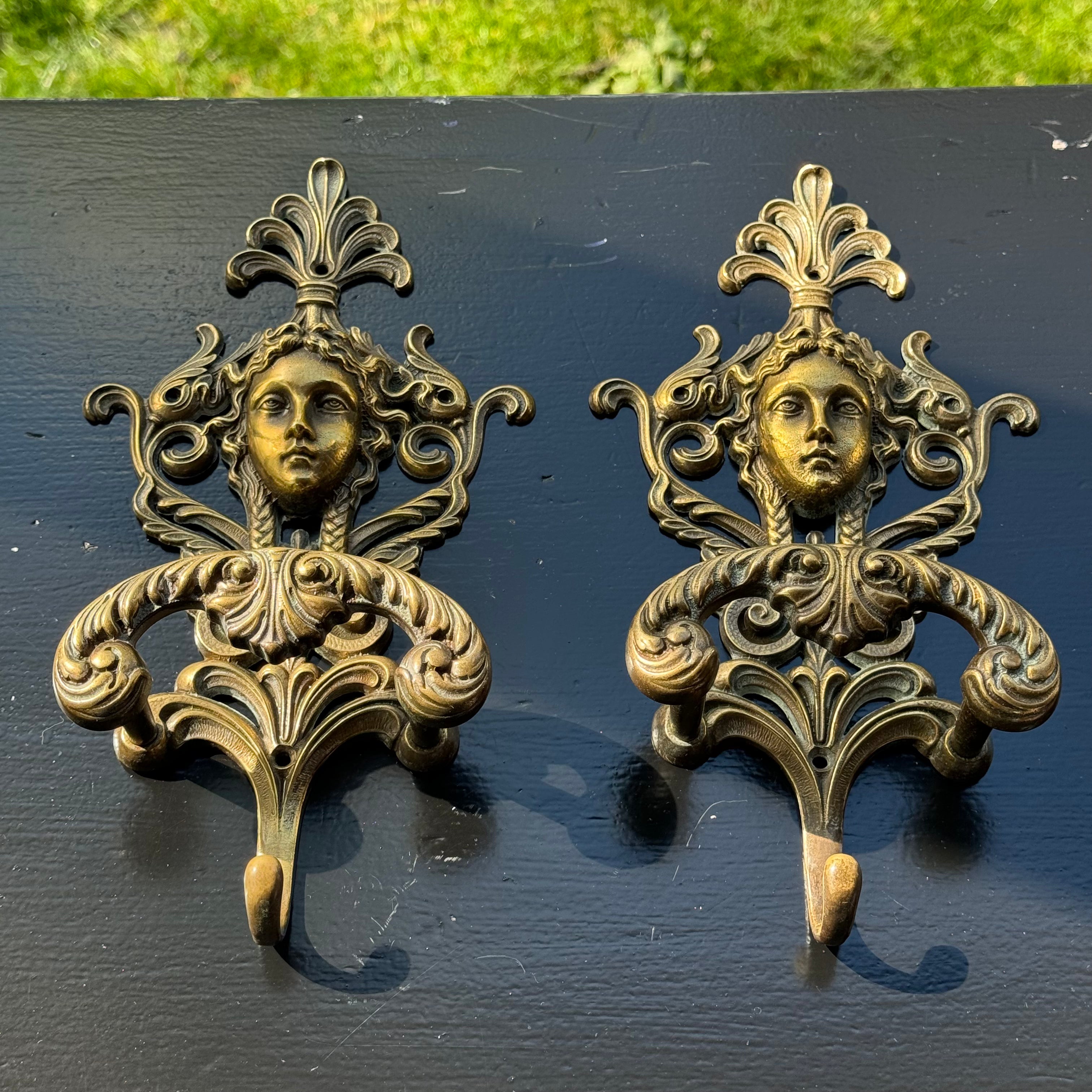 Twee Koperen Messing Medusa Wandhaken van VCR BREV - The Collectionist