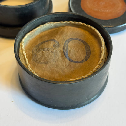 Antike Apothekerdose mit prall gefüllter Gaze (1849)