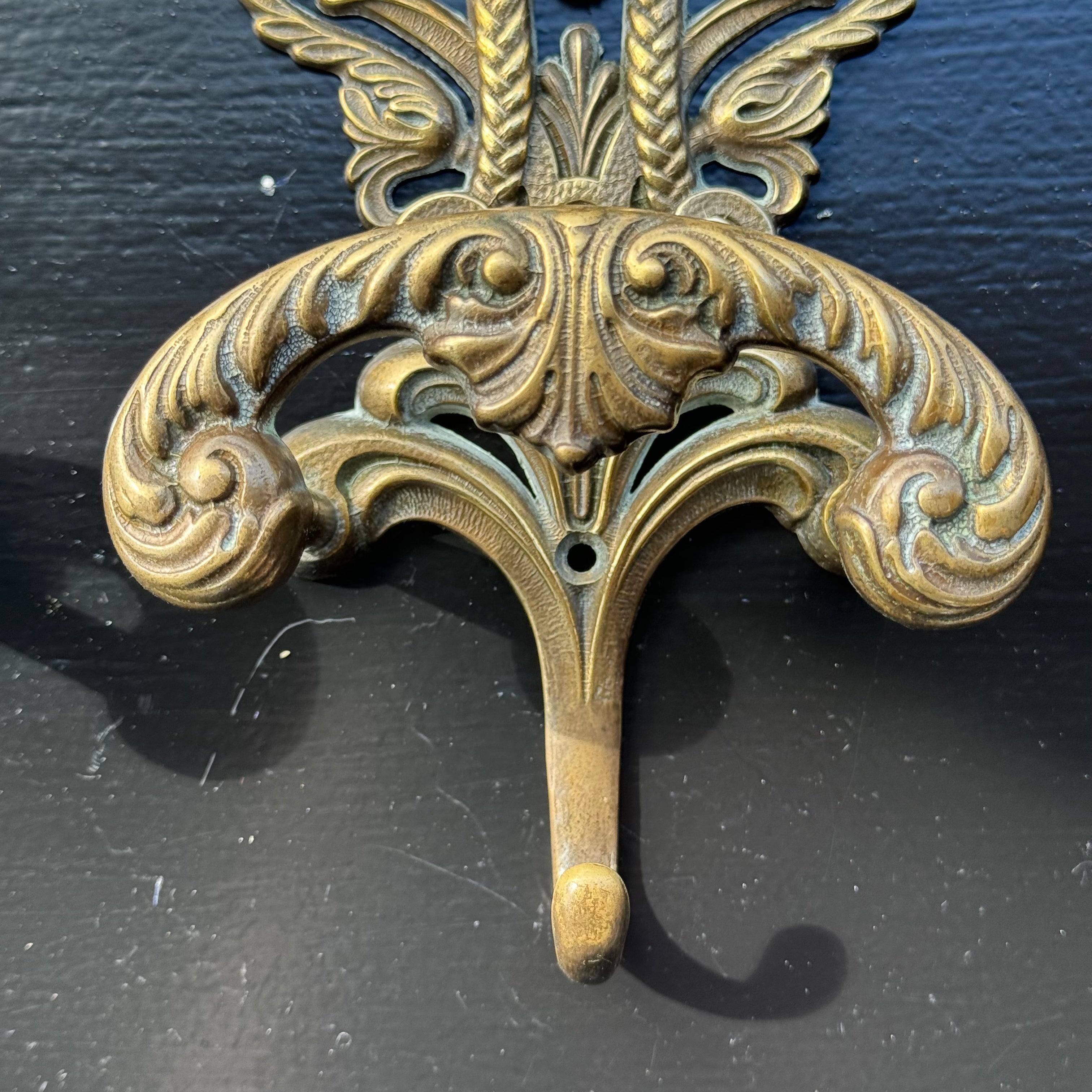 Twee Koperen Messing Medusa Wandhaken van VCR BREV - The Collectionist