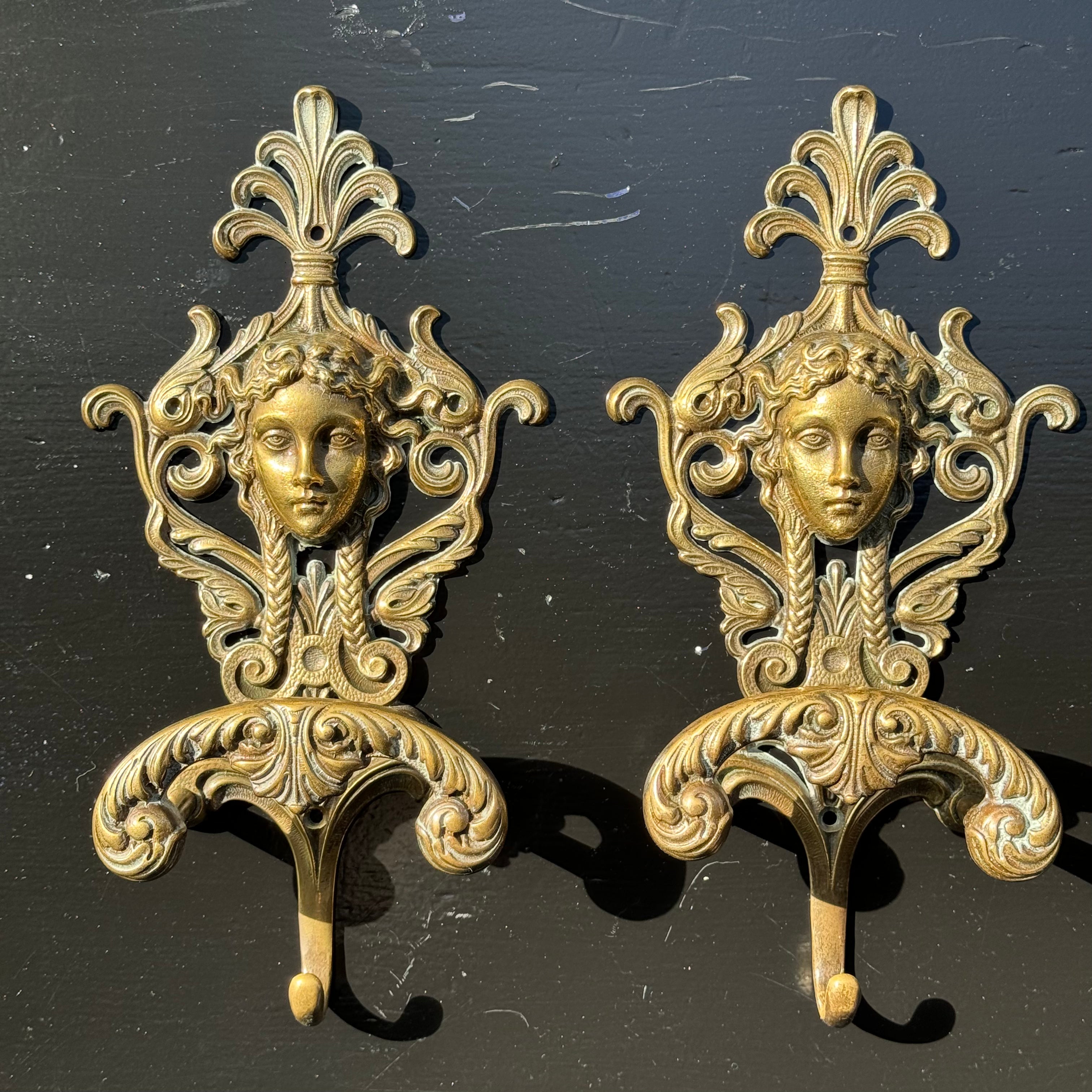 Twee Koperen Messing Medusa Wandhaken van VCR BREV - The Collectionist