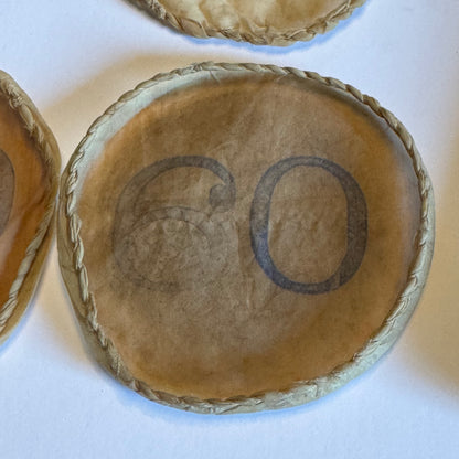 Antike Apothekerdose mit prall gefüllter Gaze (1849)