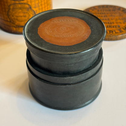 Antike Apothekerdose mit prall gefüllter Gaze (1849)